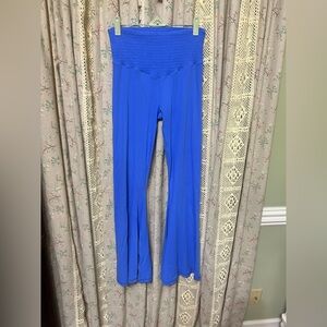 Offline by Aerie Blue Smocked Super Flare Hi-Rise Leggings Size Large EUC